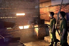 Công an kiểm tra, phát hiện hệ thống lò đốt chất thải không đúng quy định, có dấu hiệu vi phạm về môi trường. (Ảnh: TTXVN phát)