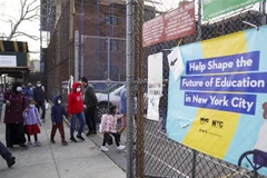 Học sinh đeo khẩu trang phòng dịch COVID-19 khi tới trường học tại New York, Mỹ, ngày 7/3/2022. (Ảnh: THX/TTXVN) 