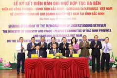 Phó Thủ tướng Trịnh Đình Dũng dự Lễ ký kết Biên bản ghi nhớ hợp tác giữa Bộ Công Thương, Ủy ban Nhân dân tỉnh Bắc Ninh và Công ty trách nhiệm hữu hạn Samsung điện tử Việt Nam về Chương trình hỗ trợ doanh nghiệp Việt Nam trên địa bàn tỉnh Bắc Ninh. (Ảnh: V