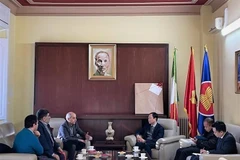 Đại sứ Dương Hải Hưng làm việc với Tổng Bí thư Đảng Cộng sản Italy (PCI) Mauro Alboresi. (Ảnh: Trường Dụy/TTXVN) 