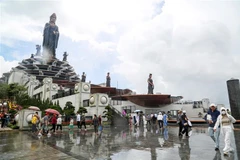 Du khách tham quan trên đỉnh Núi Bà Đen. (Ảnh: Giang Phương/TTXVN)