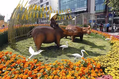 Đường hoa Nguyễn Huệ năm 2021. (Ảnh: Thanh Vũ/TTXVN) 