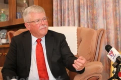 Giáo sư Carl Thayer. (Ảnh: Sao Băng/Vietnam+) 