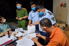 Tạm giữ phương tiện vận tải luồng xanh vận chuyển 2.000 bao thuốc lá điếu nhập lậu. (Nguồn: thuonghieucongluan.com.vn) 