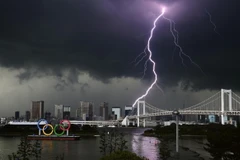 Tia sét trên bầu trời tại thủ đô Tokyo, Nhật Bản. (Ảnh: Kyodo/TTXVN)