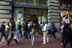 Người dân xếp hàng bên ngoài một cửa hàng ở Mỹ. (Nguồn: Bloomberg/TTXVN) 