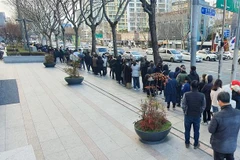 Người dân xếp hàng chờ mua khẩu trang tại Daegu, Hàn Quốc, ngày 27/2/2020, trong bối cảnh bùng phát dịch COVID-19. (Nguồn: Yonhap/TTXVN) 
