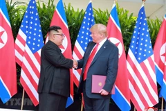 Tổng thống Mỹ Donald Trump (phải) và nhà lãnh đạo Triều Tiên Kim Jong-un. (Nguồn: EPA/TTXVN) 