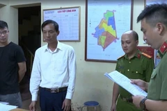 Cơ quan công an đọc lệnh bắt tạm giam đối với ông Mai Xuân Anh, Phó Trưởng Ban Dân vận Tỉnh ủy, nguyên Bí thư Đảng đoàn, nguyên Chủ tịch Liên đoàn Lao động tỉnh Hải Dương. (Nguồn: Công an cung cấp)