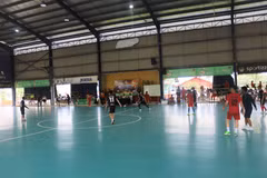 Một tình huống tranh bóng giữa hai đội FC Klang và FC Tổ yến. (Ảnh: Mạnh Tuân/Vietnam+) 