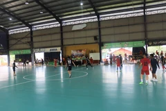 Một tình huống tranh bóng giữa hai đội FC Klang và FC Tổ yến. (Ảnh: Mạnh Tuân/Vietnam+) 