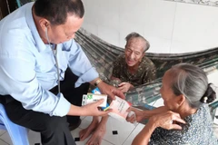 Bác sỹ Trịnh Hữu Nhẫn, Trạm trưởng Trạm y tế xã Phước Lộc, huyện Nhà Bè. (Nguồn: Báo Tuổi trẻ) 