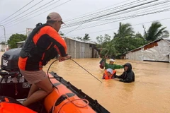 Sơ tán người dân khỏi khu vực ngập lụt ở thị trấn Catarman, miền Trung Philippines. (Ảnh: AFP/TTXVN)
