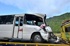 Chiếc xe buýt bị hư hại sau vụ tai nạn tại Gualaca, Panama ngày 15/2/2023. (Ảnh: AFP/TTXVN)