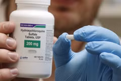 Nhân viên giới thiệu thuốc hydroxychloroquine tại một quầy dược ở Provo, bang Utah, Mỹ ngày 20/5/2020. (Nguồn: AFP/TTXVN) 