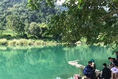 Hiện trường vụ lật thuyền. (Ảnh: TTXVN phát) 