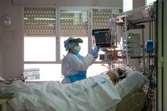 Nhân viên y tế chăm sóc bệnh nhân COVID-19 tại bệnh viện Principe de Asturias ở gần Madrid, Tây Ban Nha ngày 22/4/2020. (Nguồn: AFP/TTXVN) 