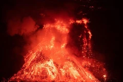 Dung nham từ núi lửa Cumbre Vieja trên đảo La Palma, Tây Ban Nha chảy tràn xuống biển ngày 29/9/2021. (Ảnh: THX/TTXVN) 