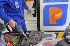 Mua, bán xăng dầu tại cửa hàng kinh doanh xăng, dầu trên phố Trần Hưng Đạo, Hà Nội. (Ảnh: Trần Việt/TTXVN)
