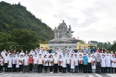 Lãnh đạo tỉnh Hà Giang chụp ảnh lưu niệm cùng đoàn cán bộ y tế tham gia hỗ trợ Thành phố Hồ Chí Minh chống dịch. (Ảnh: Minh Tâm/TTXVN) 
