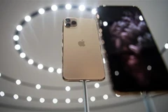 Điện thoại iPhone của Apple được trưng bày tại trụ sở của hãng ở Cupertino, California, Mỹ. (Ảnh: AFP/TTXVN)