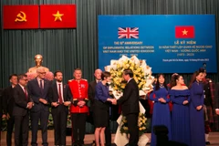 Chủ tịch Ủy ban Nhân dân Thành phố Hồ Chí Minh Phan Văn Mãi bắt tay với Tổng Lãnh sự Anh tại Thành phố Hồ Chí Minh Emily Hamblin tại buổi lễ. (Nguồn: Báo Người Lao động)