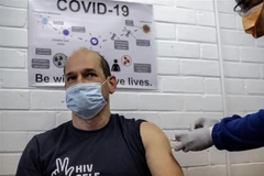 Thử nghiệm vắcxin phòng COVID-19 trên tình nguyện viên tại Soweto, Nam Phi, ngày 14/7/2020. (Nguồn: AFP/TTXVN) 