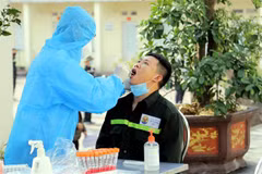 Lấy mẫu xét nghiệm COVID-19. (Nguồn: TTXVN) 