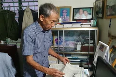 Ông Lại Đăng Thiện bên các kỷ vật một thời khói lửa. (Ảnh: TTXVN phát)