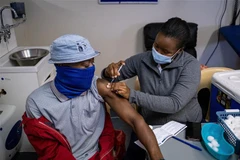 Nhân viên y tế tiêm vaccine phòng COVID-19 cho người dân tại Johannesburg, Nam Phi, ngày 8/12/2021. (Ảnh: AFP/ TTXVN) 