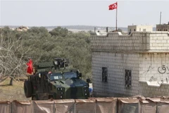 Một trạm quan sát quân sự của Thổ Nhĩ Kỳ gần cao tốc M5 nối thành phố Aleppo với thủ đô Damascus, Syria. (Nguồn: AFP/TTXVN) 