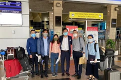 Đại sứ Việt Nam tại Ai Cập Trần Thành Công với các các công dân Việt Nam trước giờ lên máy bay. (Nguồn: TTXVN phát) 