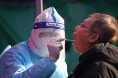 Nhân viên y tế lấy mẫu xét nghiệm COVID-19 cho người dân tại Thiên Tân, Trung Quốc, ngày 15/1/2022. (Ảnh: THX/TTXVN) 