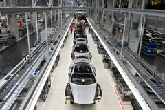 Sản xuất xe tại nhà máy của hãng ôtô Porsche ở Stuttgart, Đức. (Ảnh: AFP/TTXVN)