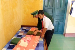 Em A Ứng (12 tuổi, trú xã Mô Rai, huyện Sa Thầy, tỉnh Kon Tum) con nuôi Đồn Biên phòng Mô Rai luôn nhận được sự quan tâm, chăm sóc của các chiến sỹ tại đơn vị. (Ảnh: Khoa Chương/TTXVN)