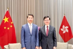 Tổng lãnh sự Phạm Bình Đàm (bên trái) chào từ biệt Trưởng đặc khu hành chính Hong Kong Lý Gia Siêu. (Ảnh: TTXVN phát)