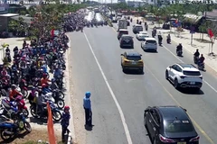 Lực lượng Cảnh sát giao thông hai tỉnh Bến Tre và Tiền Giang liên tục phối hợp chặn xe hướng Bến Tre đi Tiền Giang để ưu tiên hướng Tiền Giang đi Bến Tre để giải phóng lượng xe phía Tiền Giang ngày càng đông. (Ảnh TTXVN phát)