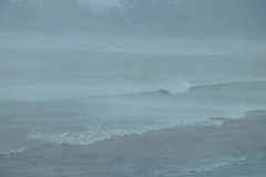Biển Đồ Sơn (Hải Phòng) mù mịt trước khi bão số 3 đổ bộ (ảnh chụp lúc 12h55). (Ảnh: Minh Quyết/TTXVN)