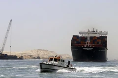 Một tàu chở hàng đi qua tuyến đường thủy của kênh đào Suez. (Nguồn: AFP/Getty Images)