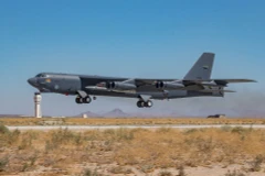 Một chiếc máy bay B-52H mang theo vũ khí phản ứng nhanh. (Nguồn: Reuters) 