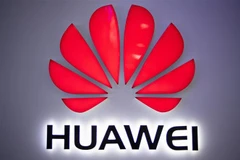 Biểu tượng của Tập đoàn Huawei tại một cửa hàng ở Bắc Kinh, Trung Quốc. (Nguồn: AFP/TTXVN) 