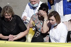 Một nạn nhân bị sốc sau vụ xả súng tại trường số 175 thành phố Kazan, thủ đô nước Cộng hòa Tatarstan (Liên bang Nga) được hỗ trợ lên xe cứu thương, ngày 11/5/2021. (Nguồn: AFP/TTXVN) 