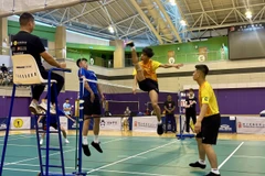 Tuyển thủ Đá cầu Việt Nam (áo vàng) trong trận Chung kết nội dung Đôi Nam gặp Tuyển thủ Trung Quốc. (Ảnh: Mạc Luyện/Vietnam+)