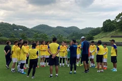 Các nữ tuyển thủ U18 Việt Nam tập luyện trước trận giao hữu. (Ảnh: TTXVN phát) 