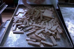 Chè lam Phủ Quảng mới được sản xuất xong. (Ảnh: Nguyễn Nam/TTXVN) 