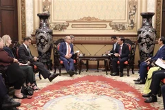 Chủ tịch Ủy ban Nhân dân Thành phố Hồ Chí Minh Phan Văn Mãi tiếp ông Don Farrell, Bộ trưởng Bộ Thương mại và Du lịch Australia. (Ảnh: Xuân Anh/TTXVN)