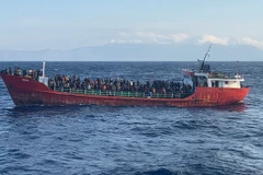 Tàu giải cứu người di cư ở ngoài khơi đảo Crete, Hy Lạp. (Ảnh: AFP/TTXVN)
