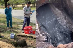 Đoàn kiểm tra phát hiện cống nước thải đục, có mùi hôi từ Công ty Trách nhiệm Hữu hạn Sức Trẻ chảy ra hệ thống thoát nước mưa của Khu công nghiệp Liên Chiểu. (Ảnh: TTXVN phát)