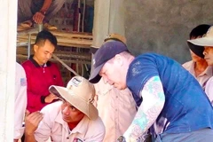 Di dời bom ra khỏi nhà dân