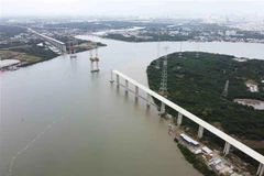 Cầu Bình Khánh là cây cầu dây văng đường bộ, nằm trong dự án đường cao tốc Bến Lức-Long Thành thuộc tuyến đường cao tốc Bắc-Nam với tổng mức đầu tư hơn 4000 tỷ đồng (sử dụng nguồn vốn ODA của Chính phủ Nhật Bản và vốn đối ứng trong nước). (Ảnh: Vũ Sinh/TT